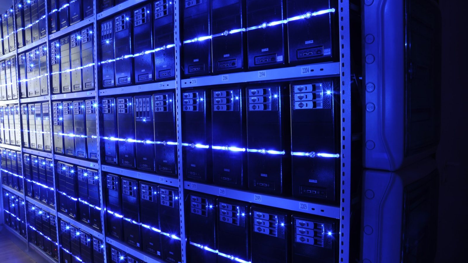 Racks de servidores iluminados em um data center