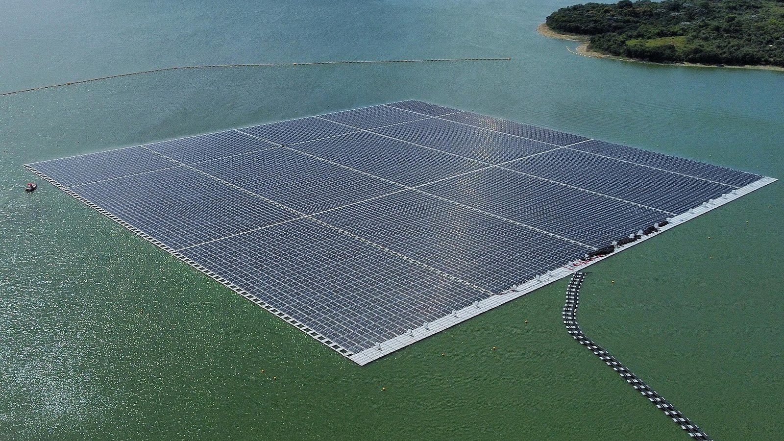 Usina fotovoltaica flutuante Araucária, em São Paulo