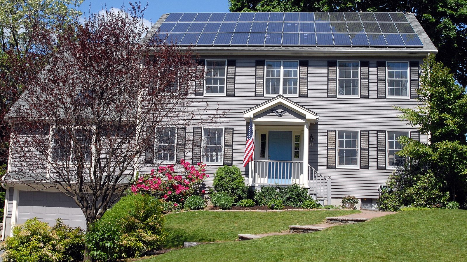 Casa com painéis solares no telhado