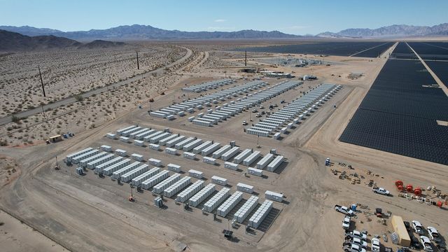 Sistema de armazenamento em baterias ao lado de usina solar na Califórnia, EUA