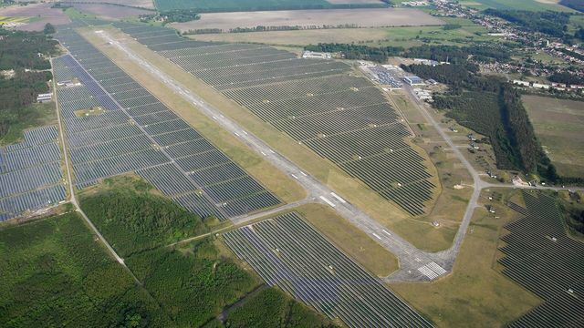 Usina solar instalada em antigo aeródromo em Neuhardenberg, Alemanha