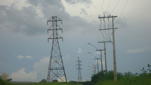 Torres e linhas de transmissão de energia