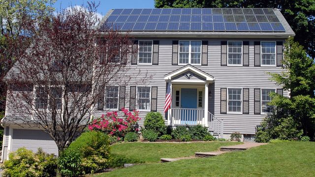 Casa com painéis solares no telhado